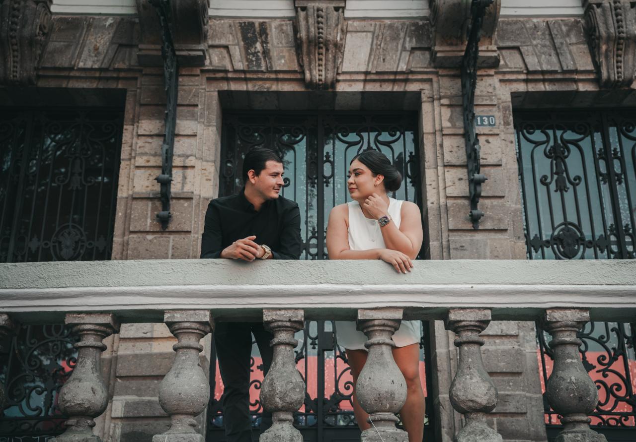 Montserrat y Benjamín recargados en un balcón de cantera