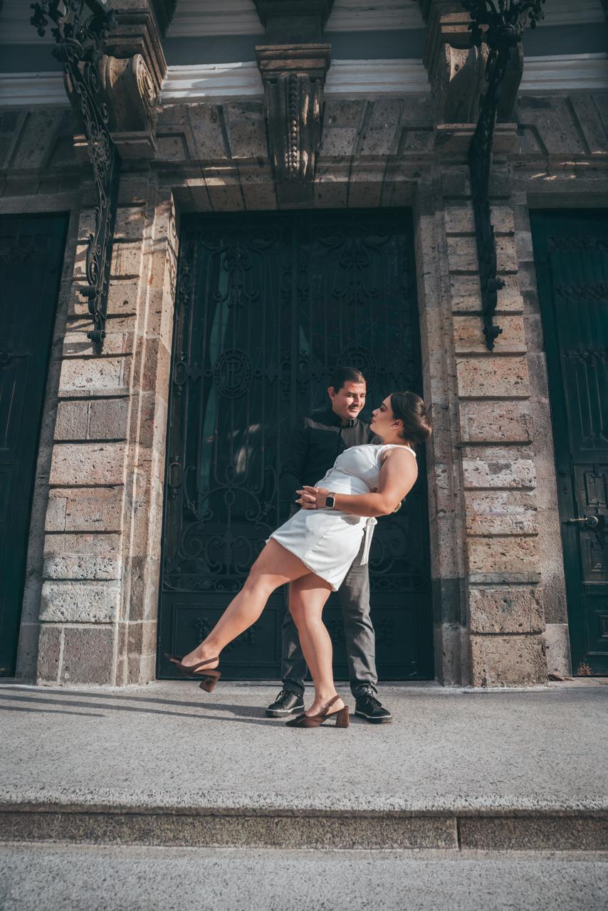 Montserrat y Benjamín bailando frente a un portón de cantera