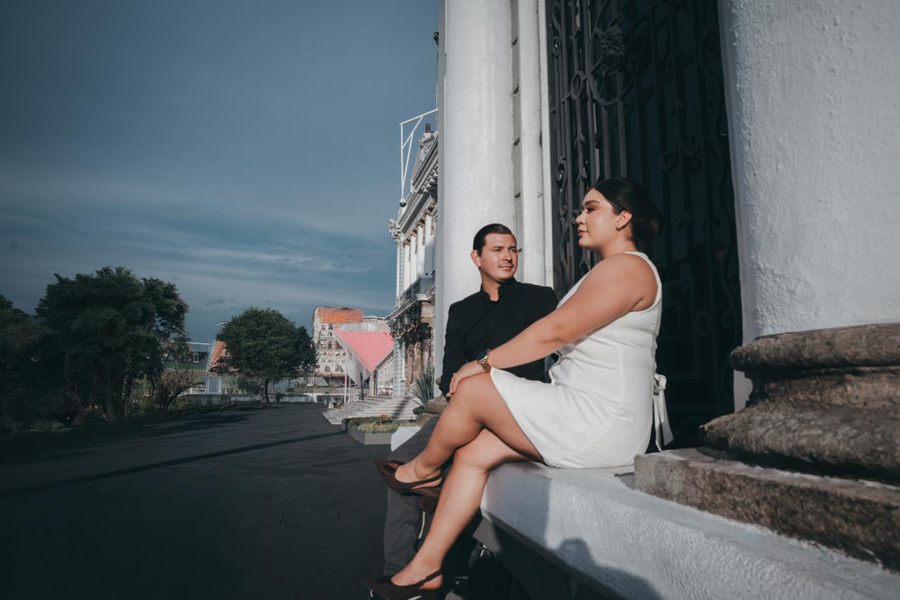 Montserrat y Benjamín sentados mirando la ciudad