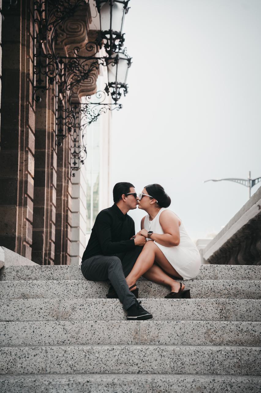 Montserrat y Benjamín sentados en unas escaleras
