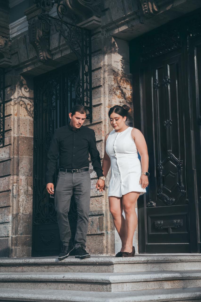 Montserrat y Benjamín bajando unas escaleras tomados de la mano